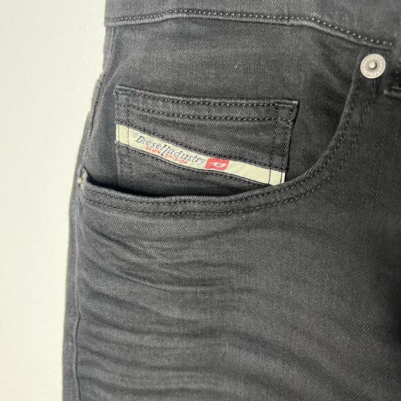 New Diesel Thommer Slim Fit Black Denim Jeans Mens size 36 x 32 - Picture 3 of 5